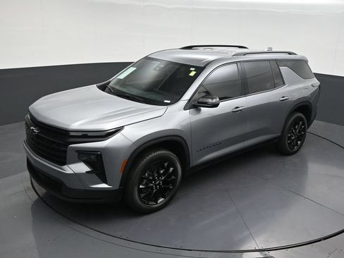 Used 2025 Chevrolet Traverse LT w/ Midnight/Sport Edition FWD image 17
