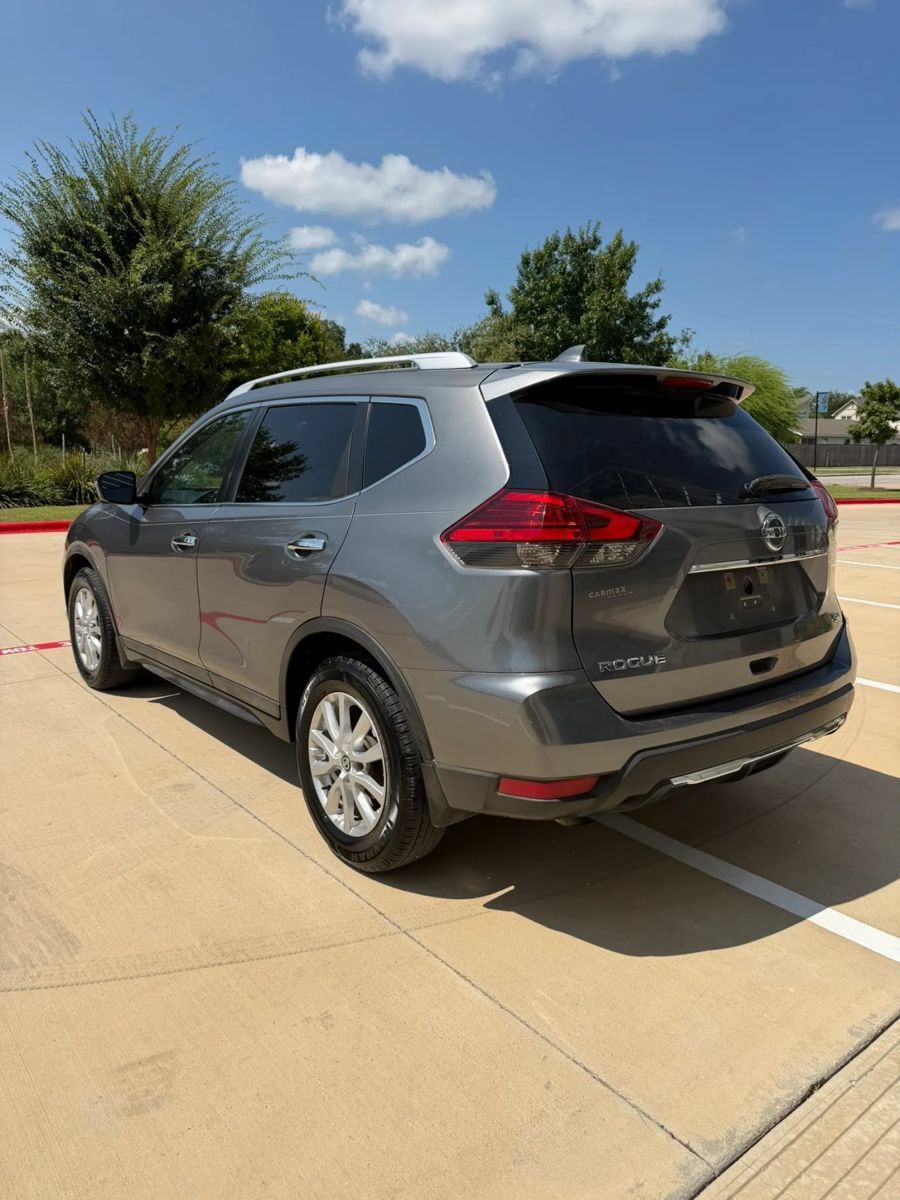 Used 2017 Nissan Rogue SV w/ SV Premium Package FWD image 3