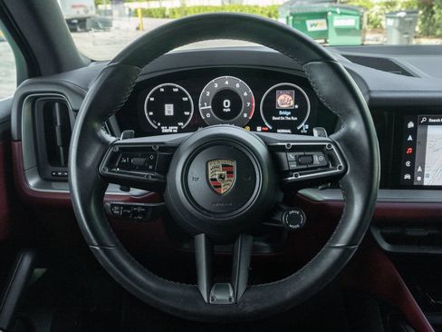 Used 2024 Porsche Cayenne AWD/4WD image 16