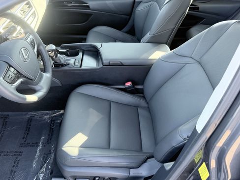 Used 2025 Lexus ES 300h F Sport image 10