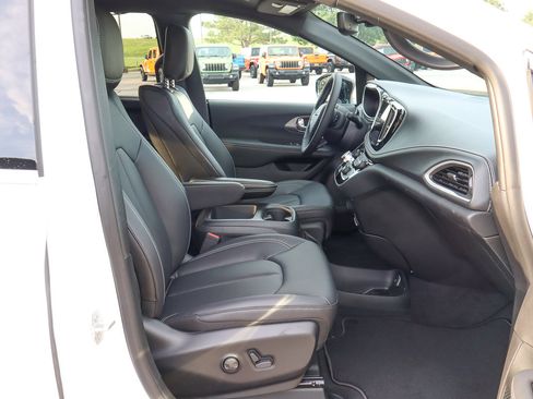 New 2026 Chrysler Pacifica Select image 32