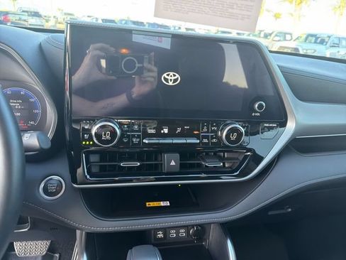 Certified 2024 Toyota Highlander Platinum AWD/4WD image 19