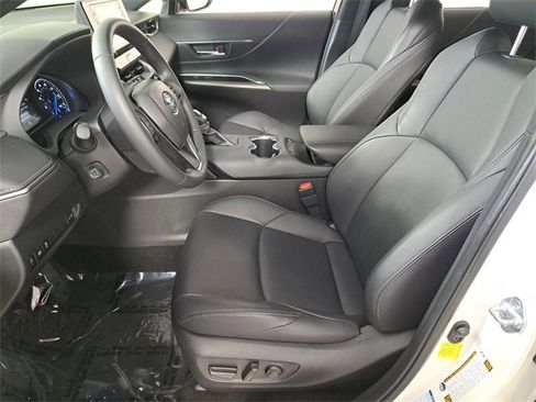 Used 2022 Toyota Venza XLE image 19