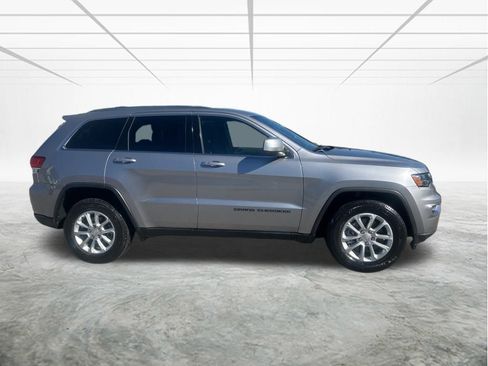 Used 2021 Jeep Grand Cherokee Laredo image 3