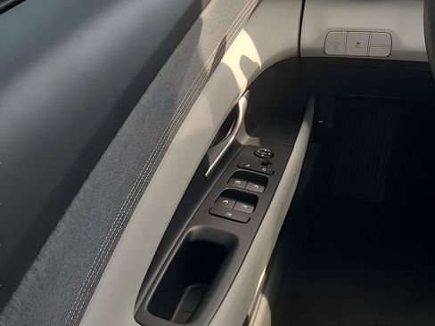 Used 2025 Hyundai Elantra Limited FWD image 20