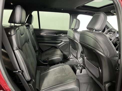 Used 2023 Jeep Grand Cherokee L Laredo image 32