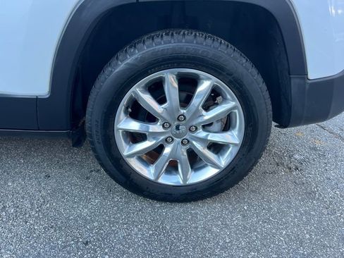 Used 2017 Jeep Cherokee Limited image 35