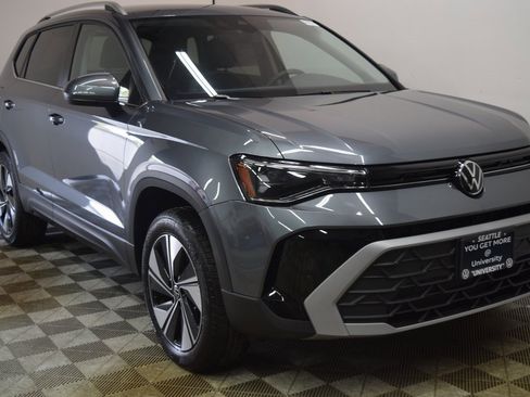 New 2025 Volkswagen Taos SE image 1
