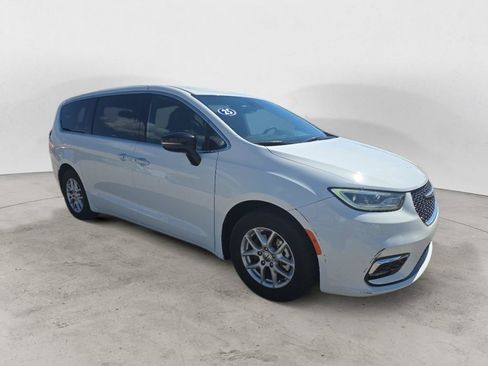 Used 2025 Chrysler Pacifica Select FWD image 3