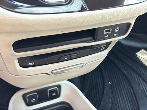 Used 2018 Chrysler Pacifica Limited w/ Tire & Wheel Group FWD image 22
