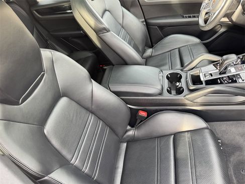 Used 2023 Porsche Cayenne Platinum Edition image 30