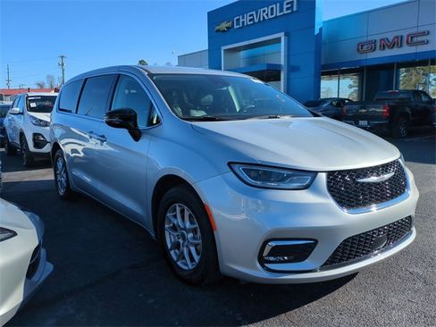 Used 2024 Chrysler Pacifica Touring-L image 4