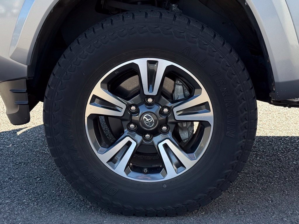 Used 2018 Toyota Tacoma TRD Sport AWD/4WD image 9