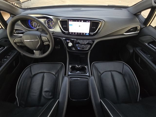 Used 2025 Chrysler Pacifica Limited FWD image 39
