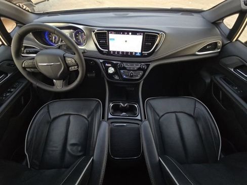 Used 2025 Chrysler Pacifica Limited FWD image 39