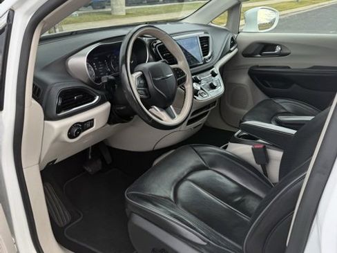 Used 2019 Chrysler Pacifica Limited image 13