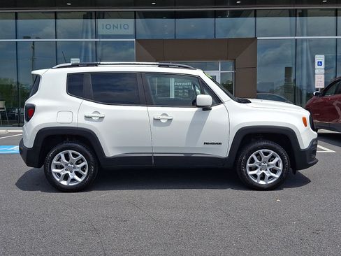 Used 2018 Jeep Renegade Latitude w/ Cold Weather Group AWD/4WD image 7
