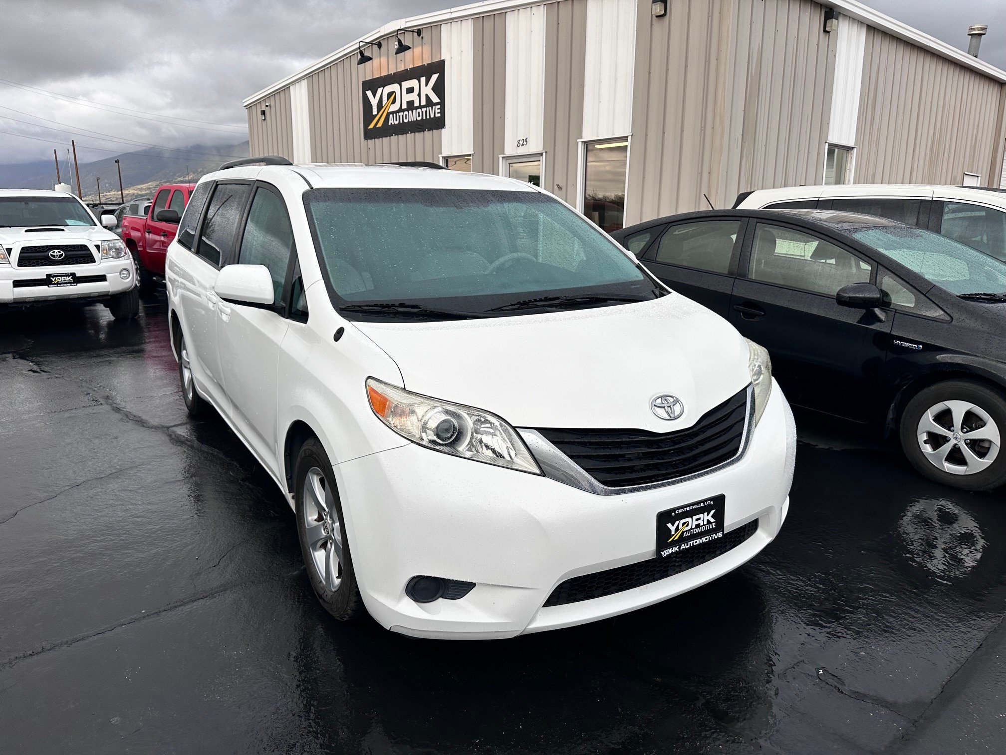 Used 2011 Toyota Sienna LE w/ Towing Pkg FWD image 1