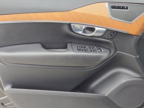 Used 2023 Volvo XC90 B6 Plus image 32