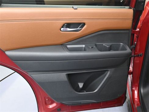 Used 2025 Nissan Pathfinder Platinum image 28