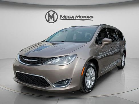 Used 2017 Chrysler Pacifica Touring-L image 1