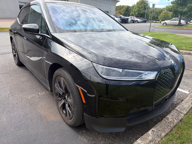 Used 2024 BMW iX xDrive50 w/ Premium Package AWD/4WD image 4