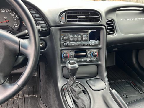 Used 2001 Chevrolet Corvette Coupe w/ Preferred Equipment Group1 image 18