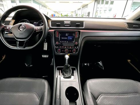 Used 2018 Volkswagen Passat 2.0T R-Line image 16