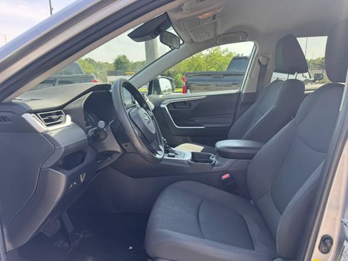 Used 2021 Toyota RAV4 LE AWD/4WD image 11