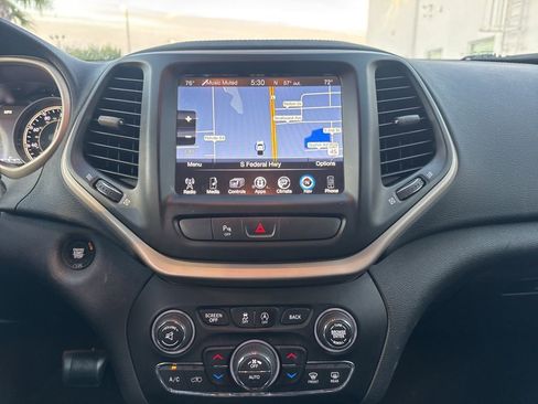 Used 2018 Jeep Cherokee Limited image 12