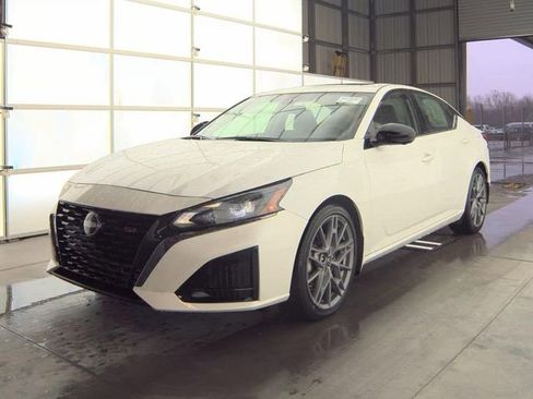 Certified 2024 Nissan Altima 2.0 SR image 2