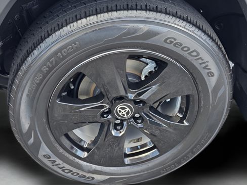 Certified 2021 Toyota RAV4 XLE w/ Convenience Package FWD image 29