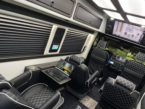 Used 2024 Mercedes-Benz Sprinter 3500 image 2