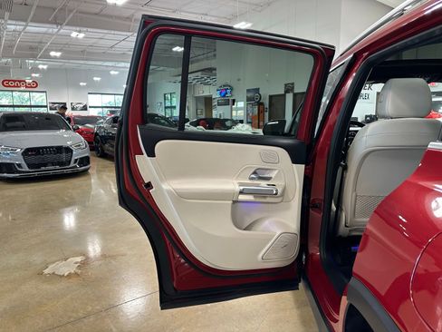 Used 2021 Mercedes-Benz GLB 250 w/ Premium Package image 39