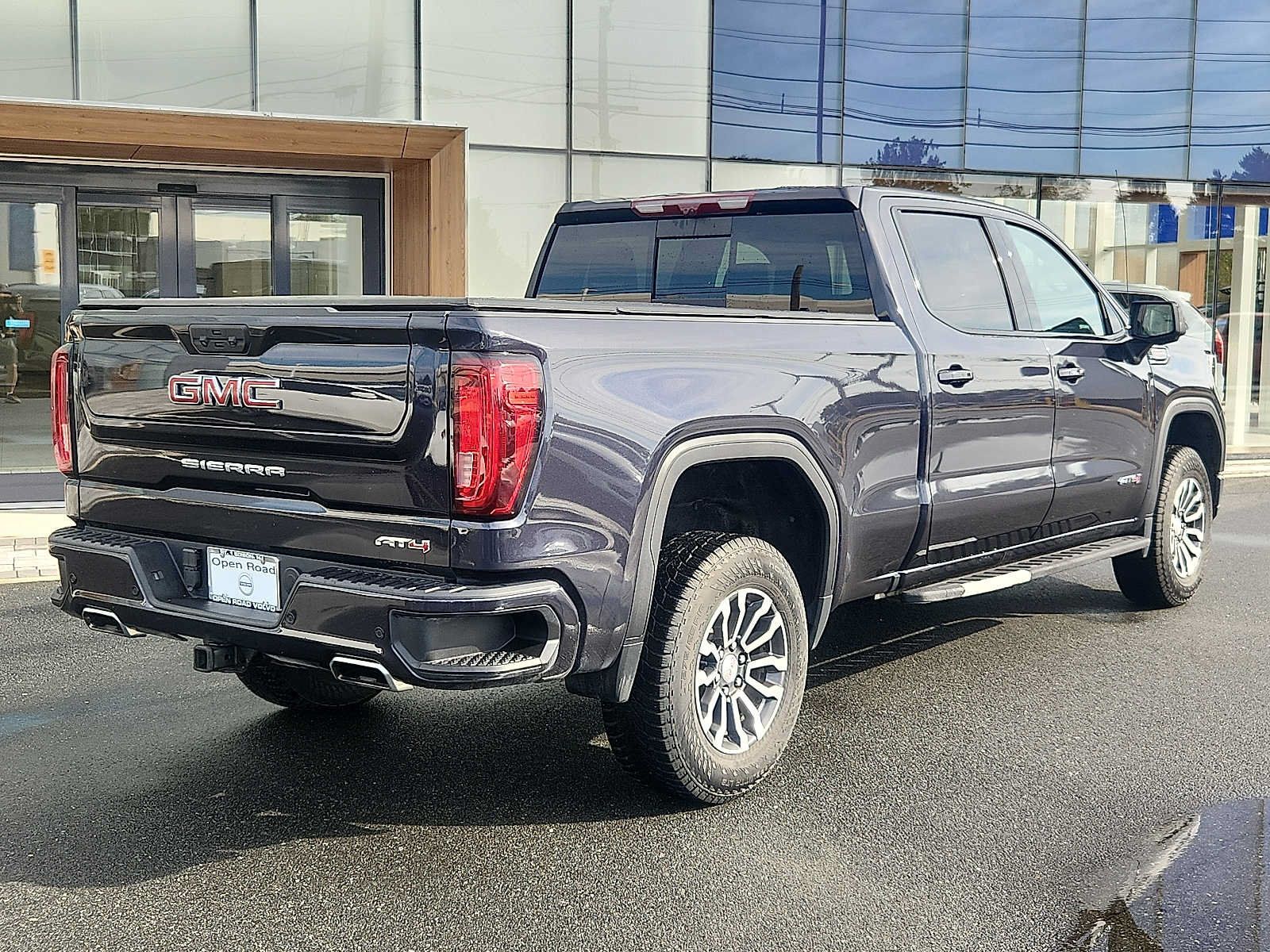 Used 2022 GMC Sierra 1500 AT4 w/ Technology Package AWD/4WD image 8