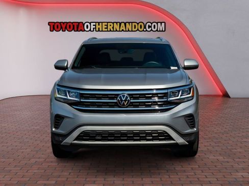 Used 2023 Volkswagen Atlas Cross Sport SE w/ Panoramic Sunroof Package FWD image 2