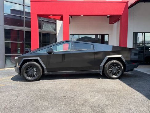 Used 2024 Tesla Cybertruck AWD Crew Cab image 5