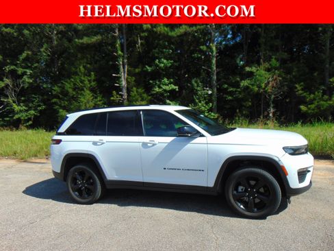 Used 2024 Jeep Grand Cherokee Limited w/ Black Appearance Package AWD/4WD image 9