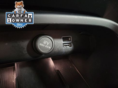 Used 2022 Volvo XC40 T4 Momentum FWD image 21