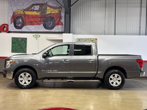 Used 2019 Nissan Titan SV AWD/4WD image 4