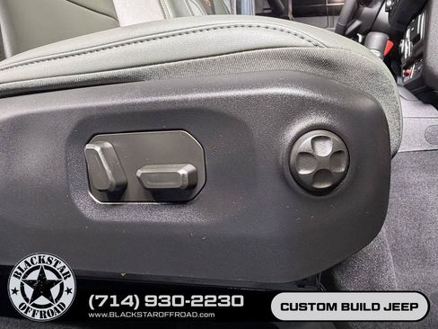 Used 2025 Jeep Gladiator Mojave AWD/4WD image 19