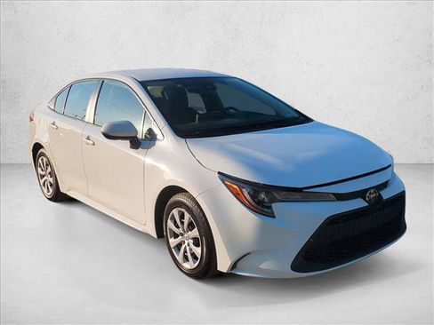 Used 2022 Toyota Corolla LE FWD image 3