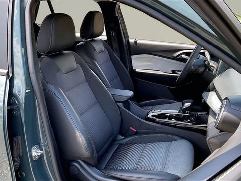 Used 2025 Chevrolet Trax LT FWD image 19