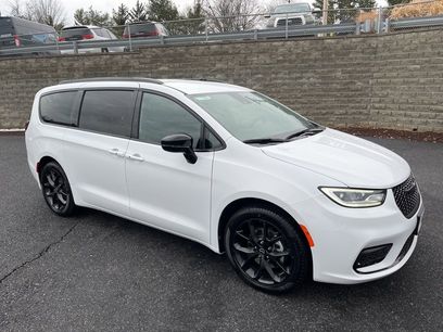 New 2026 Chrysler Pacifica Select