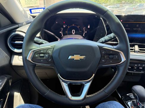 Used 2024 Chevrolet Trax LT w/ Driver Confidence Package FWD image 12
