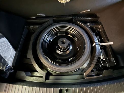 Certified 2025 Volkswagen Taos SE image 31