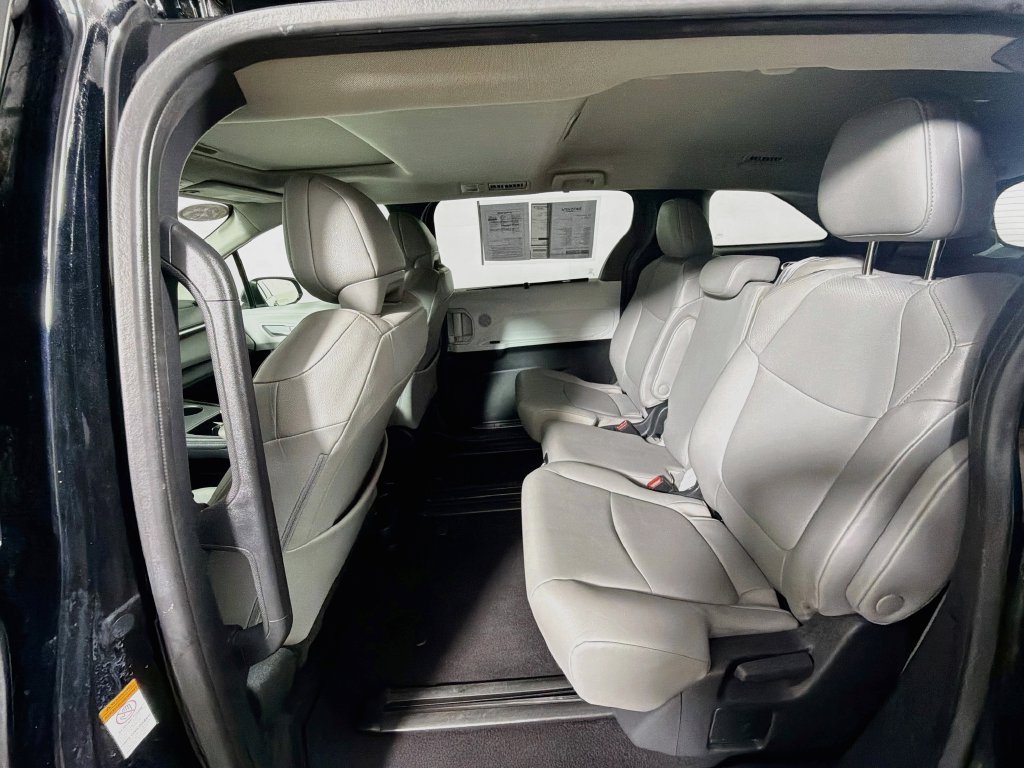 Used 2025 Toyota Sienna XLE FWD image 25