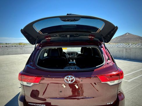 Used 2019 Toyota Highlander XLE FWD image 26
