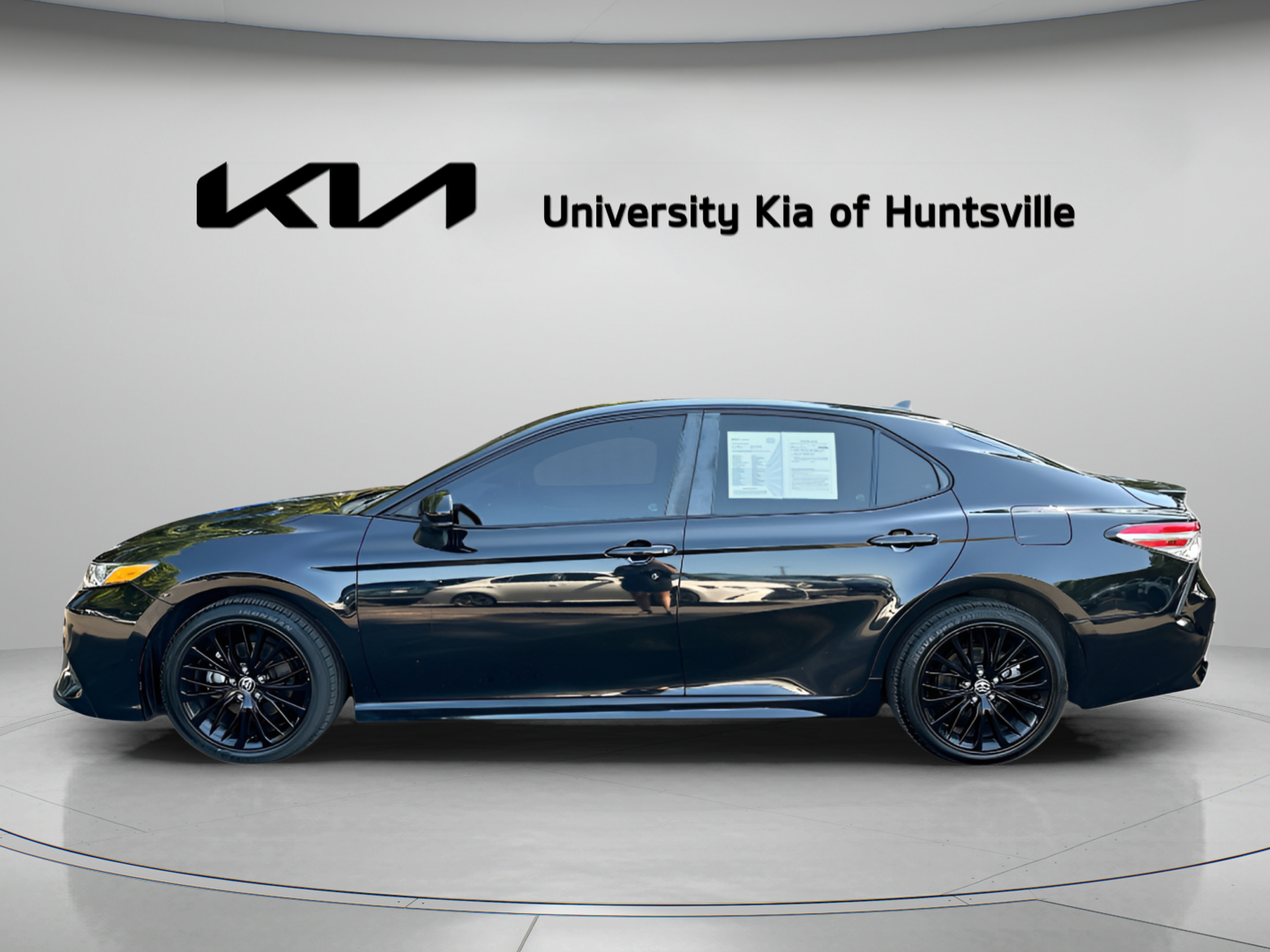 Used 2020 Toyota Camry SE FWD image 6