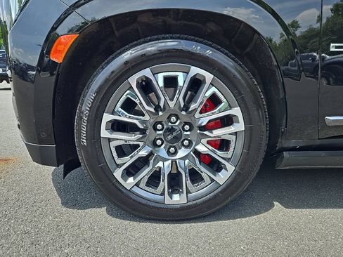 Used 2023 GMC Yukon Denali Ultimate w/ LPO, Floor Liner Package AWD/4WD image 9